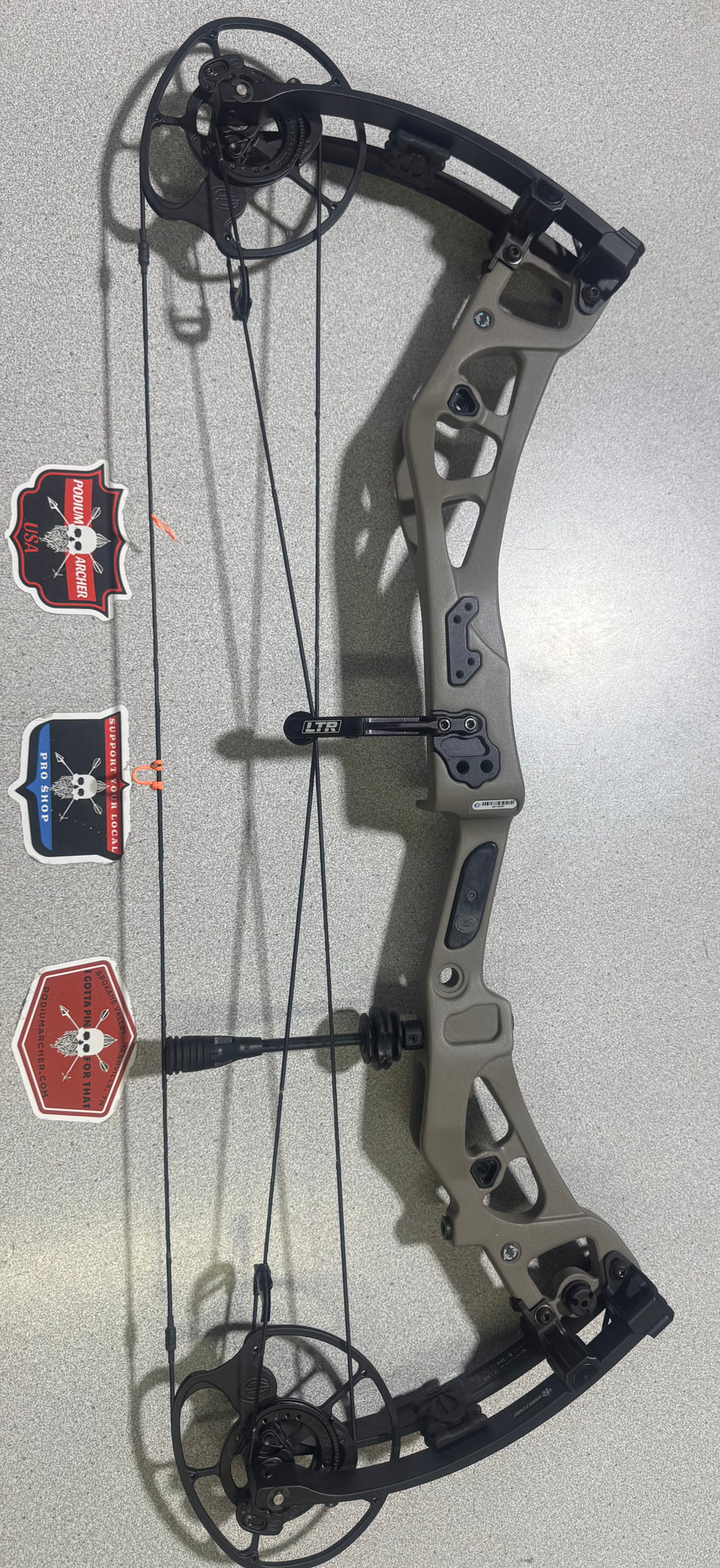 ELITE CARBON EON - RH/GRAY/70 -8294- USED BOW