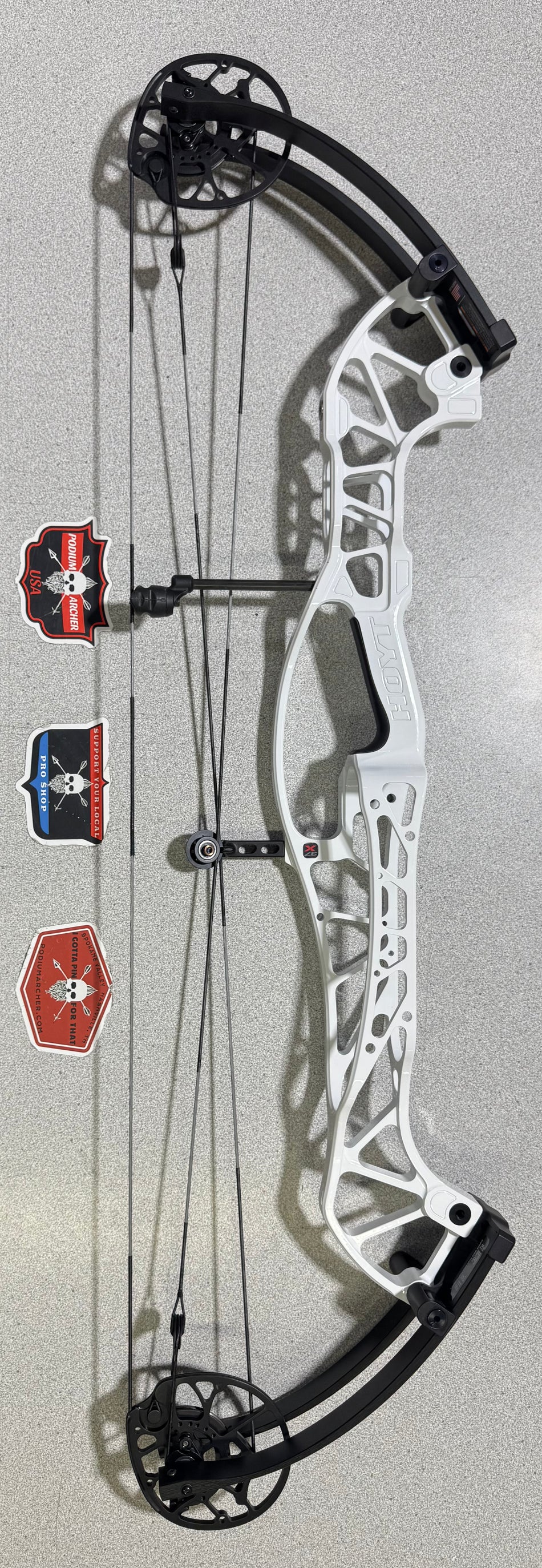 HOYT CONCEPT X 37 - RH/WHITE/60 -5854- USED BOW