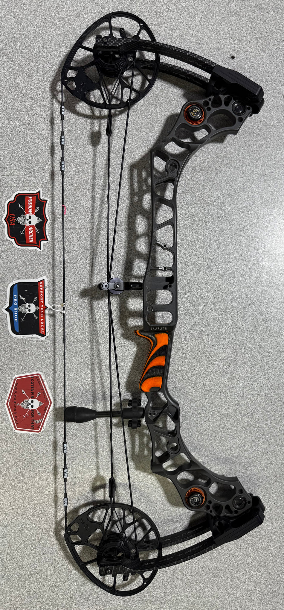 MATHEWS HALON 5 - RH/STONE/CARBON LIMBS/70 - MH6RHSTCL70-2 - USED BOW