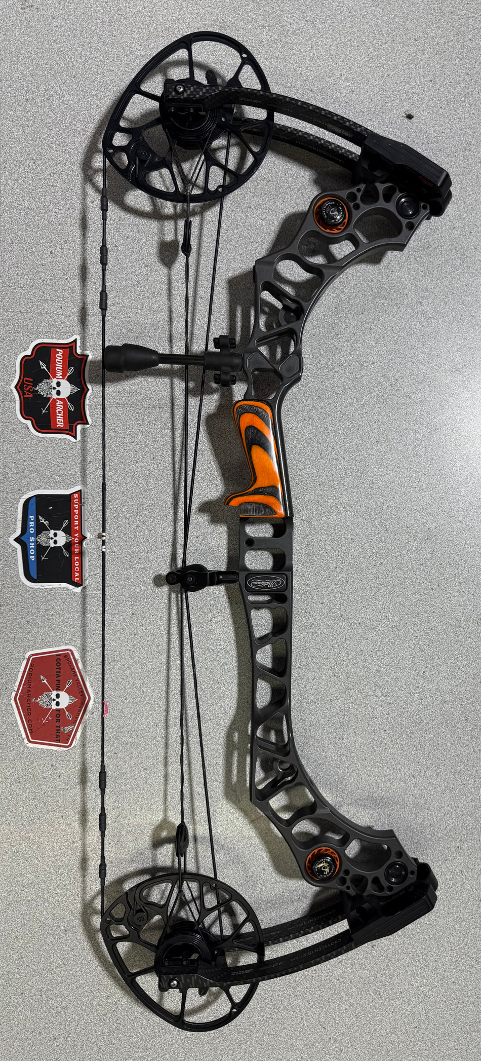 MATHEWS HALON 5 - RH/STONE/CARBON LIMBS/70 - MH6RHSTCL70-2 - USED BOW