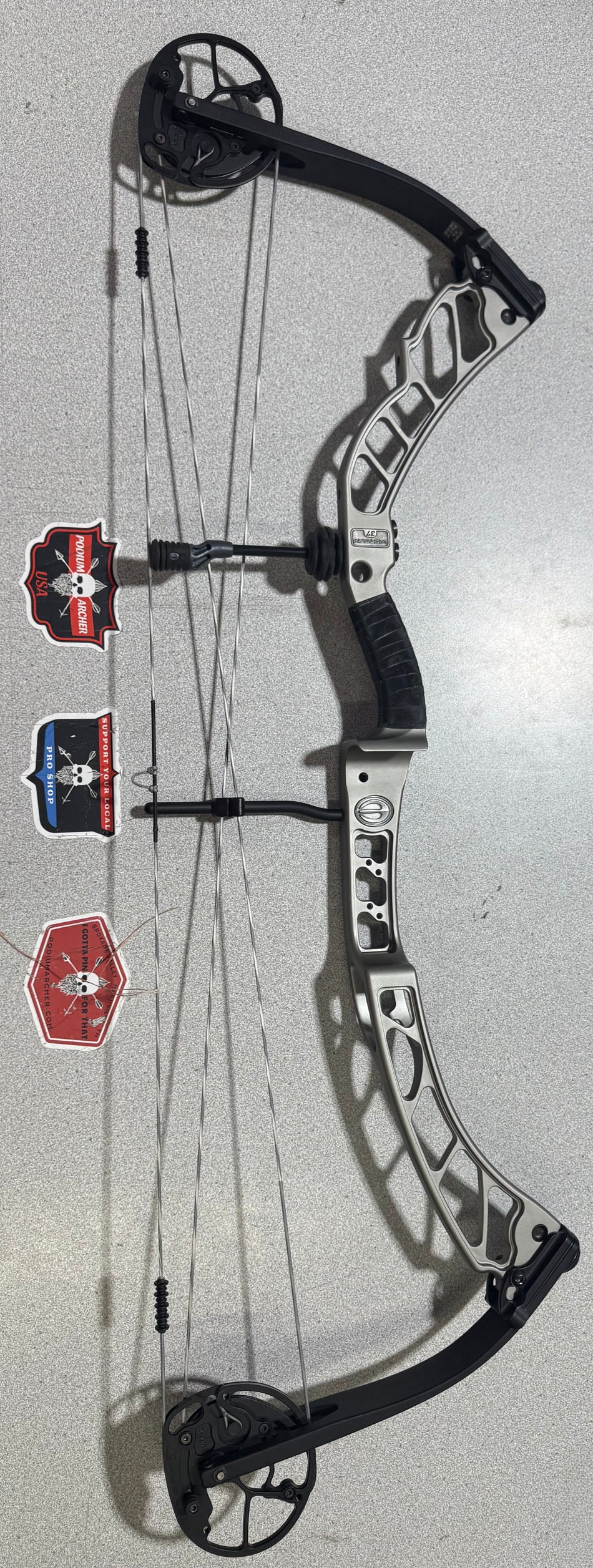 ELITE VICTORY 37 - RH/SILVER/60 -  EV37RHSL70-2- USED BOW!!!