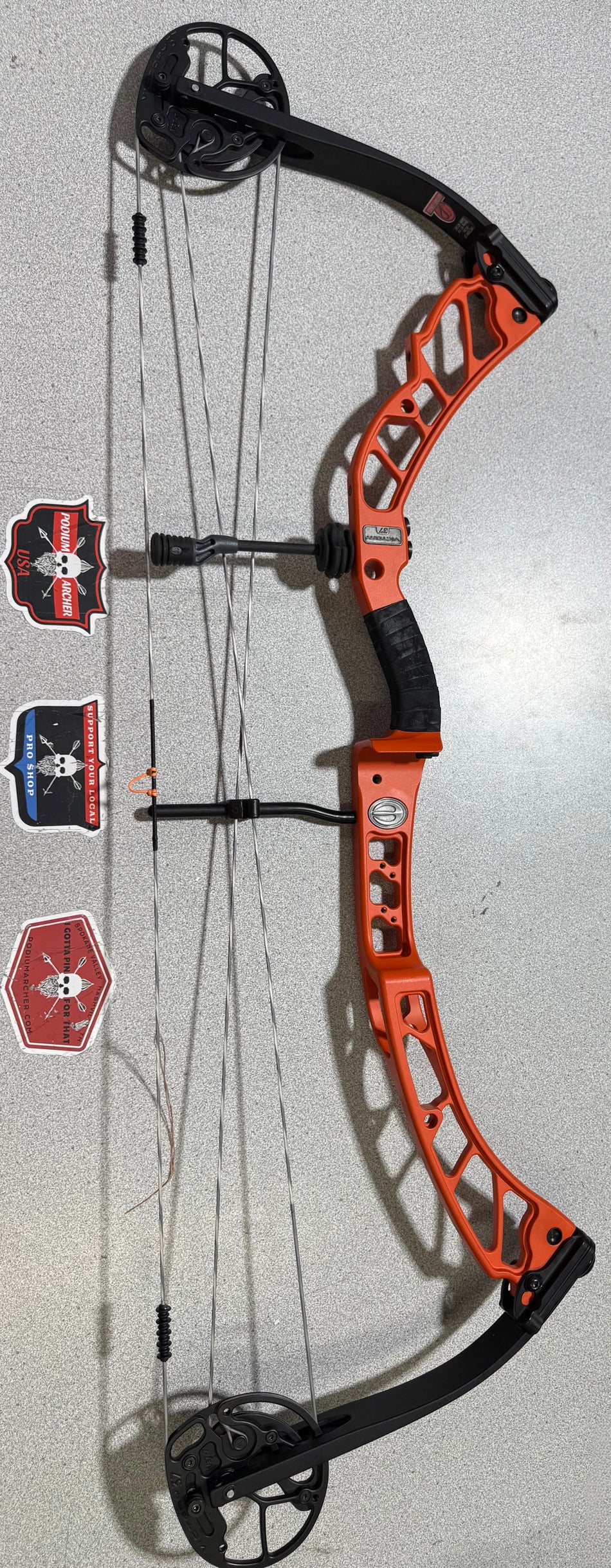 ELITE VICTORY 37 - RH/ORANGE/65 -  EV37RHOR65-1- USED BOW!!!