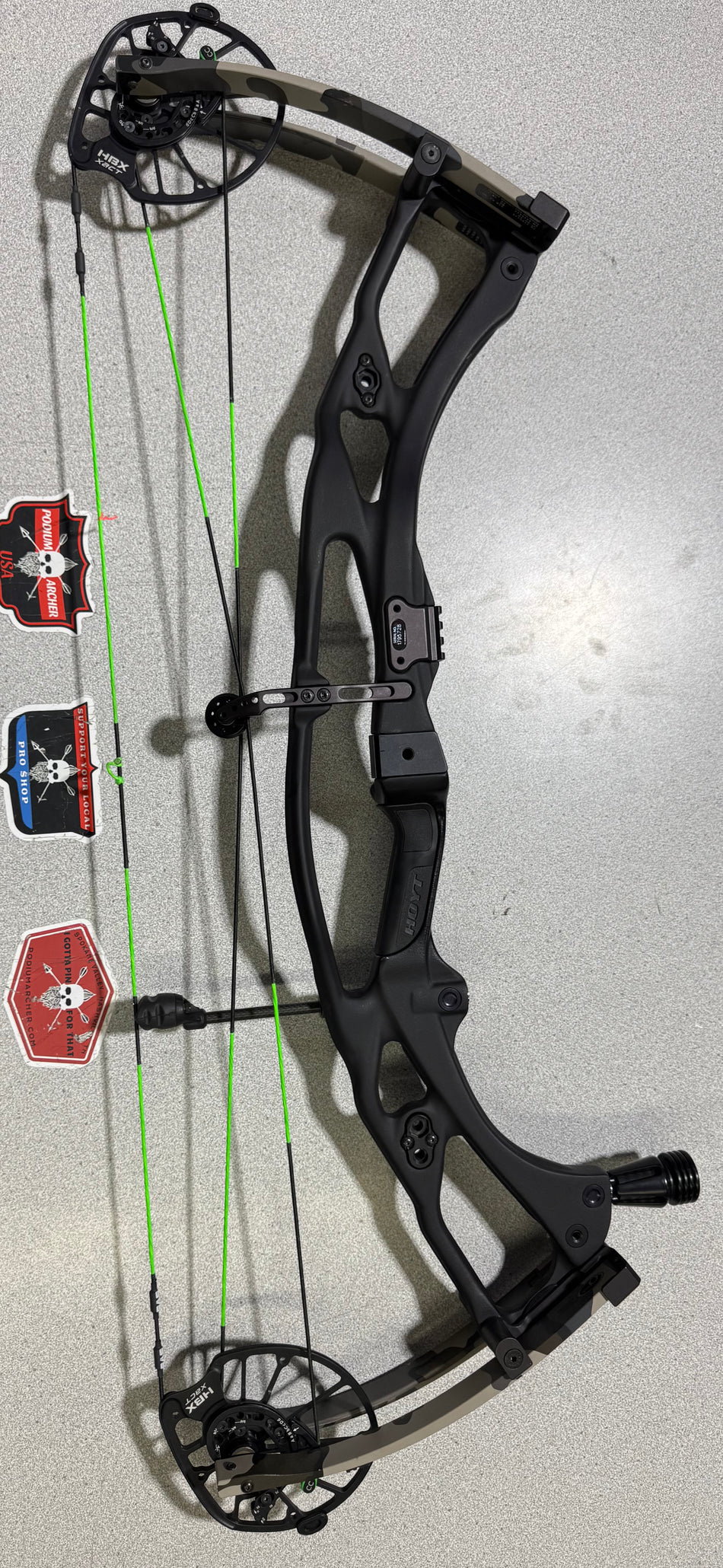 HOYT RX8 ULTRA - RH/BLACK-VIAS/70 - HRX8URHBV70-1 - USED BOW!!!