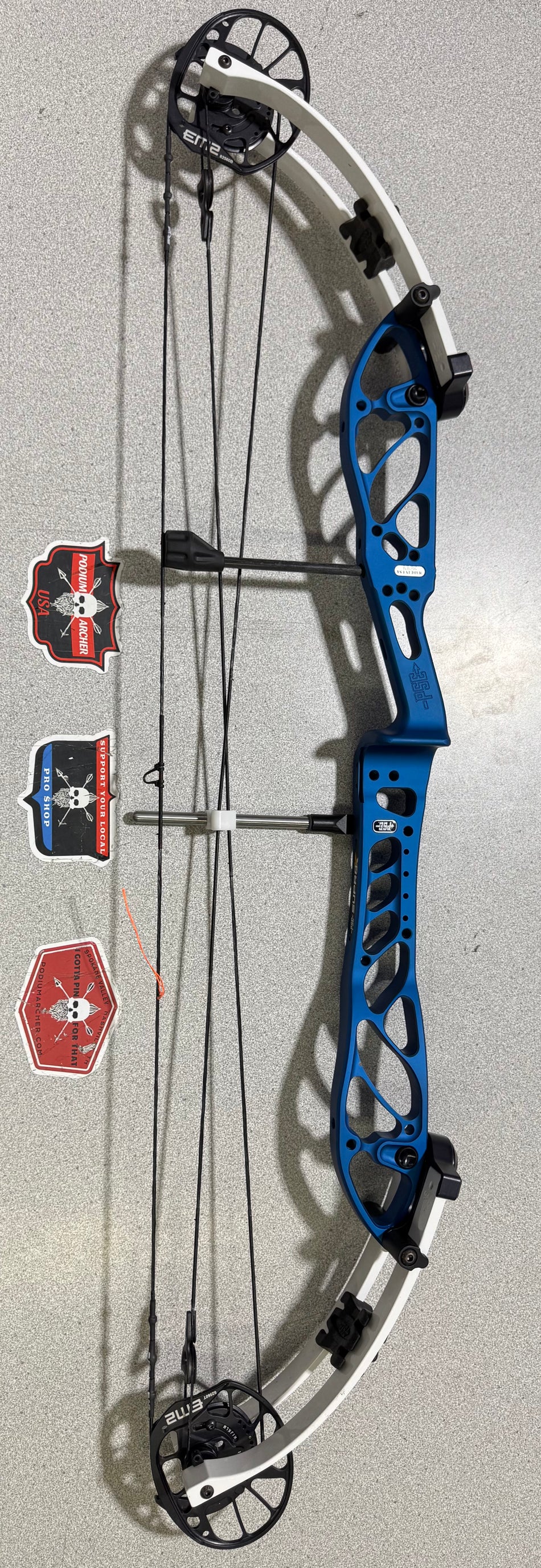 PSE SUPRA X 37 - RH/BLUE-WHITE/60 - PSESX37RHBW60 - 2 - USED BOW!!!