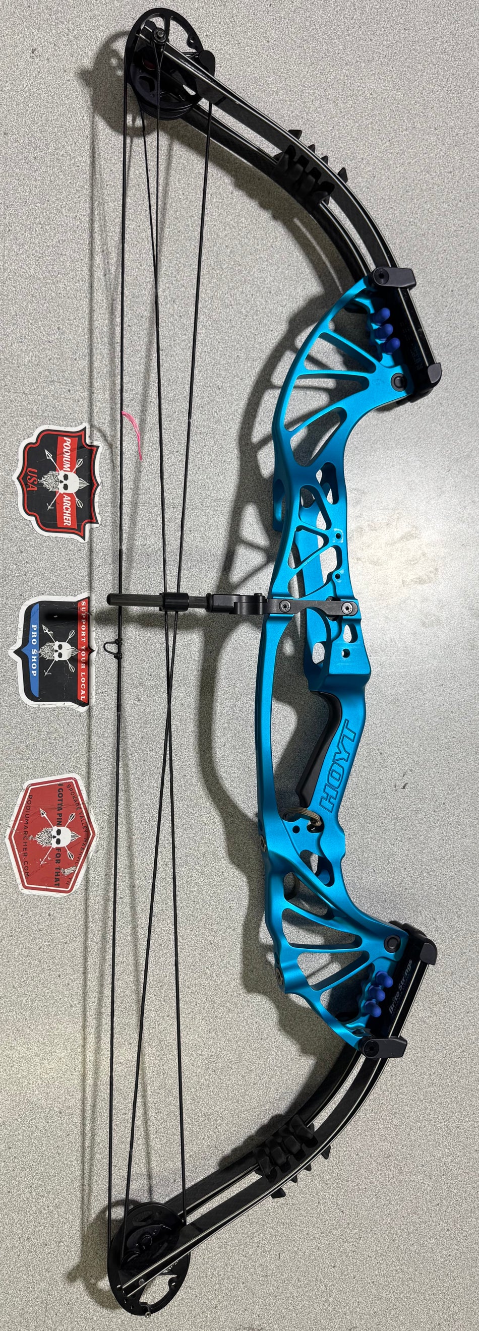 HOYT PREVAIL 37 - RH/BLUE-BLACK/50 - HP37RHBB50-1 - USED BOW