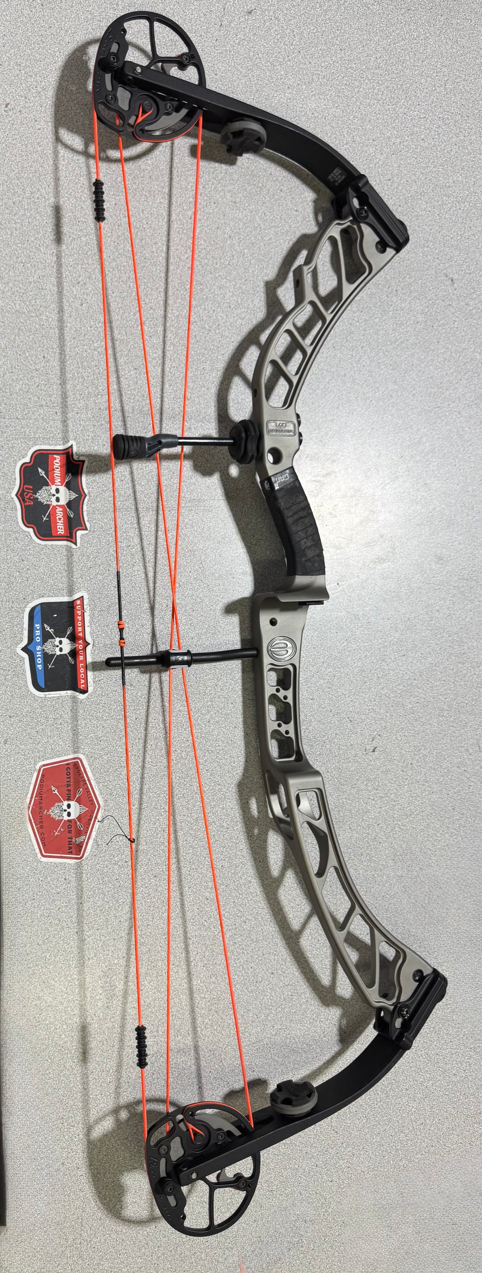 ELITE VICTORY 37 - RH/SILVER/65 -  EV37RHSL65-3- USED BOW!!!