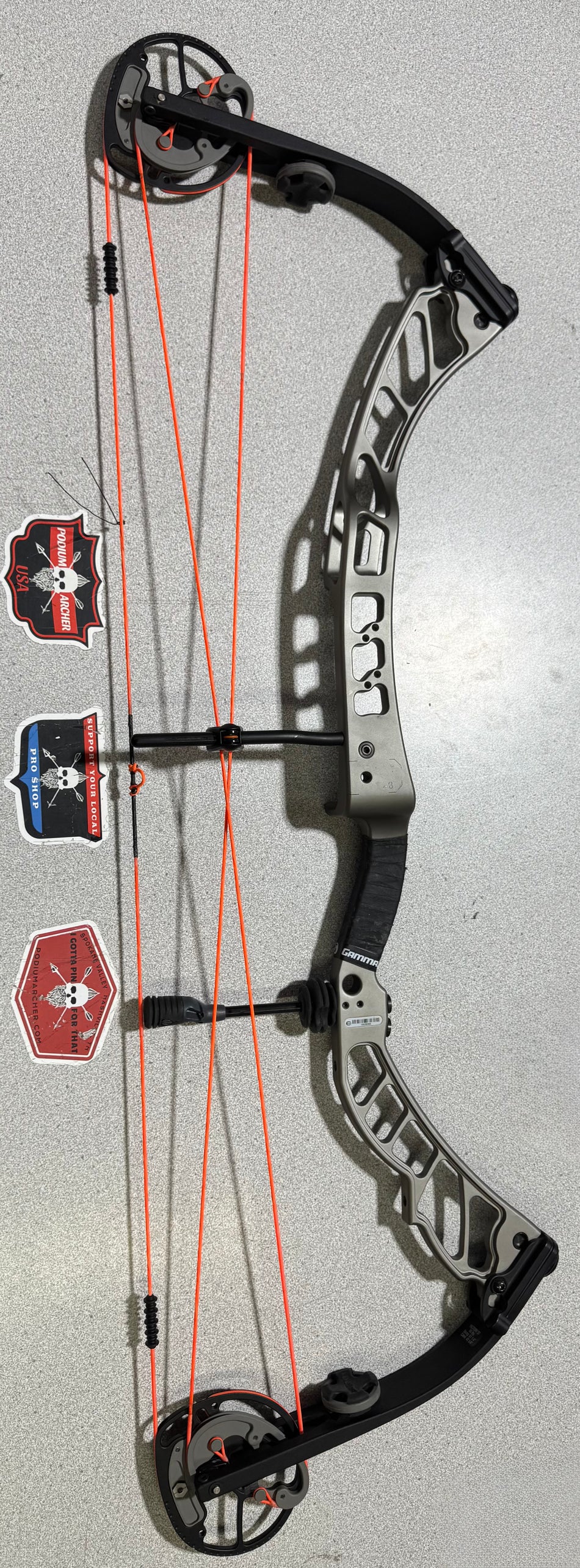 ELITE VICTORY 37 - RH/SILVER/65 -  EV37RHSL65-3- USED BOW!!!