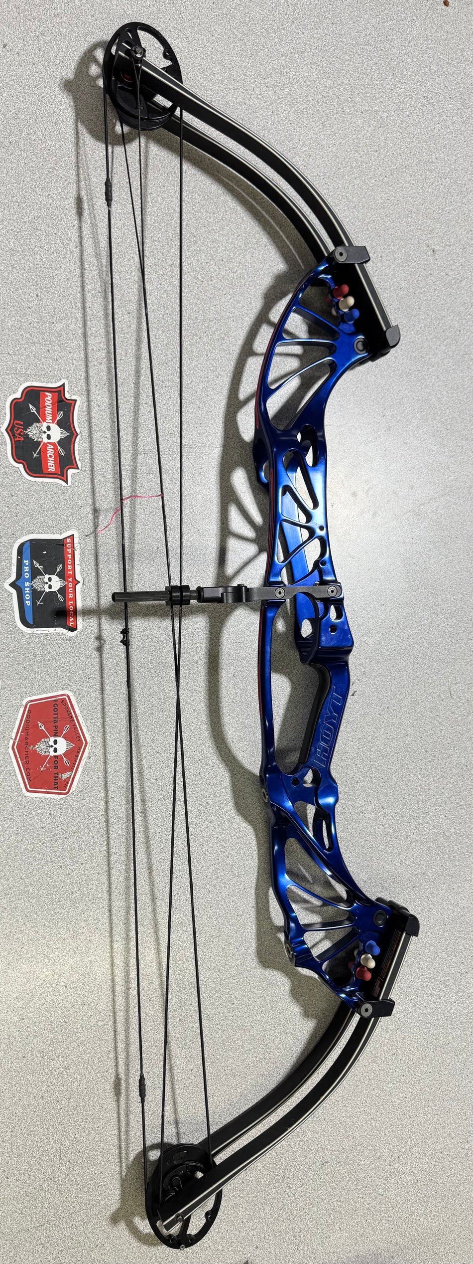HOYT PREVAIL 40 - RH/BLUE-BLACK/60 - HP40RHBB60-4646- USED BOW