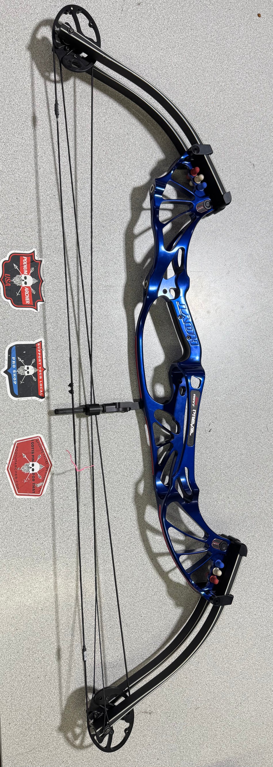 HOYT PREVAIL 40 - RH/BLUE-BLACK/60 - HP40RHBB60-4646- USED BOW