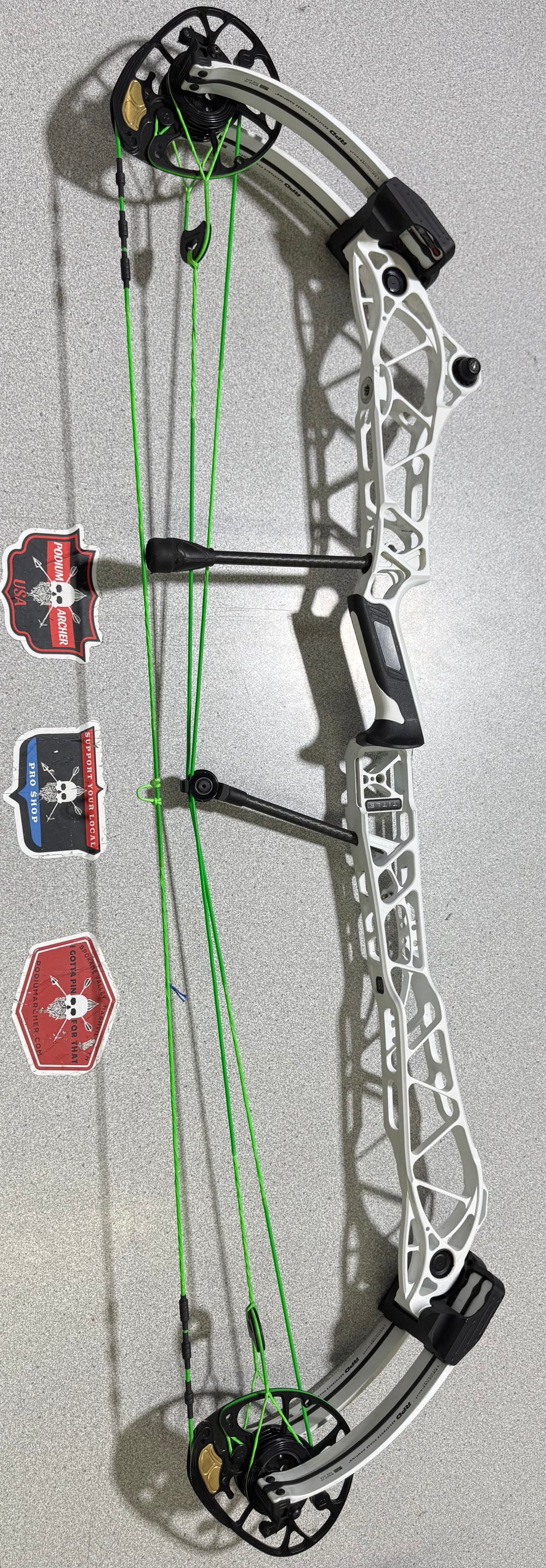 MATHEWS TITLE 38 GEN 1 - RH/WHITE/70# -0878- USED BOW!!!