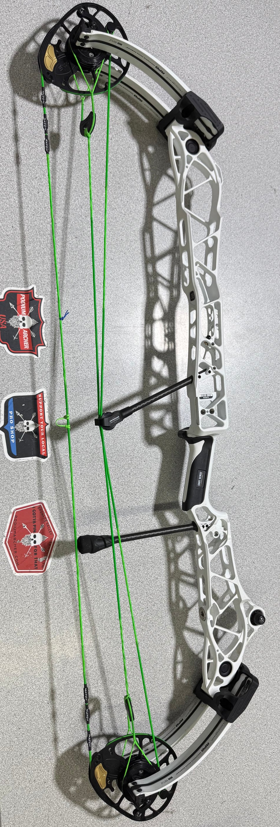 MATHEWS TITLE 38 GEN 1 - RH/WHITE/70# -0878- USED BOW!!!