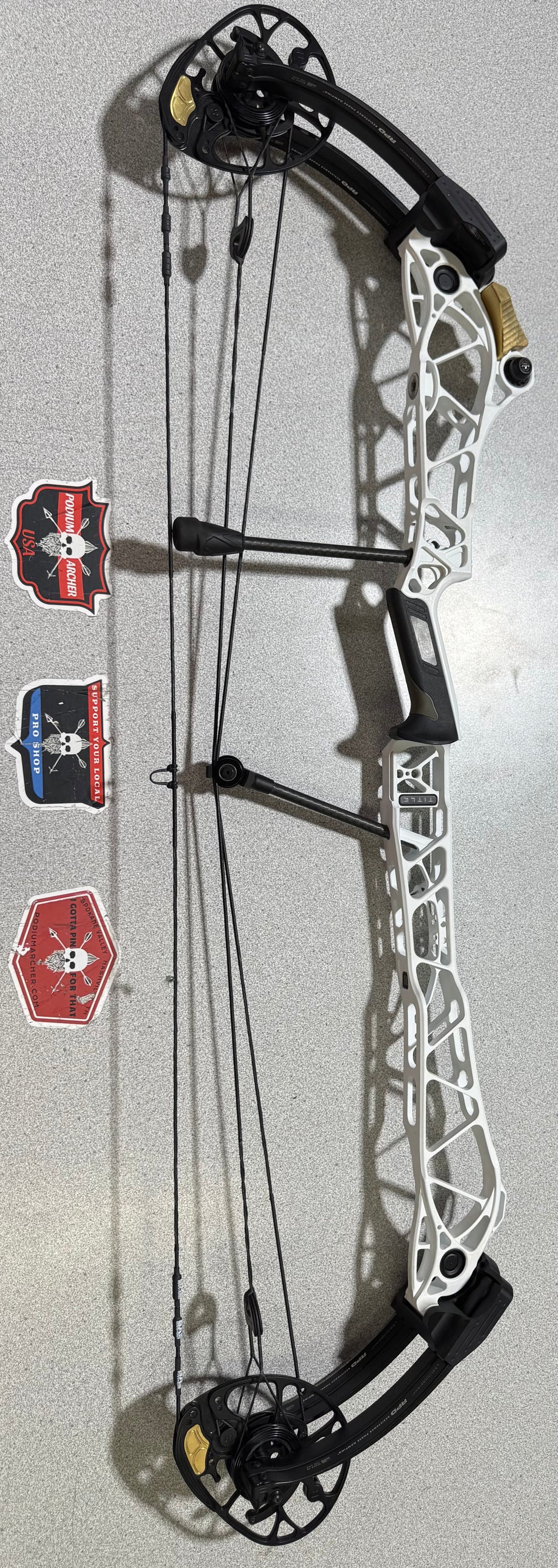 MATHEWS TITLE 38 GEN 2 - RH/WHITE-BLACK/70 -8180- USED BOW