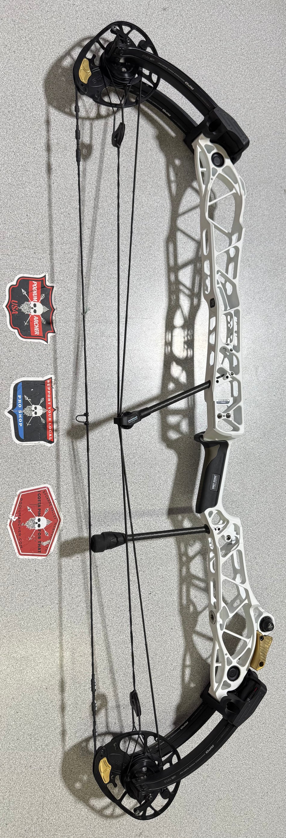 MATHEWS TITLE 38 GEN 2 - RH/WHITE-BLACK/70 -8180- USED BOW