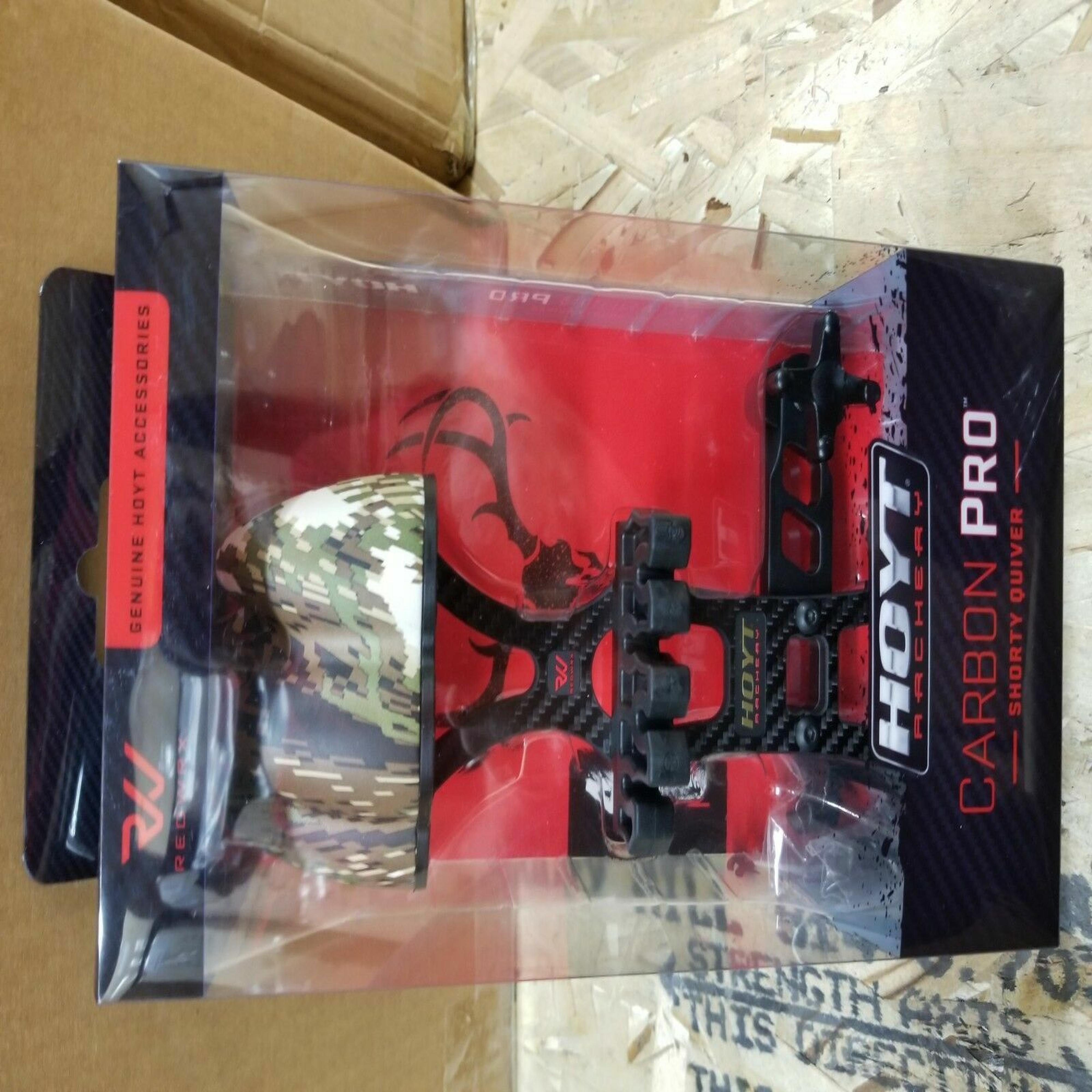 Hoyt Carbon Pro 2-Piece 6-Arrow Quiver - Thumbnail 2